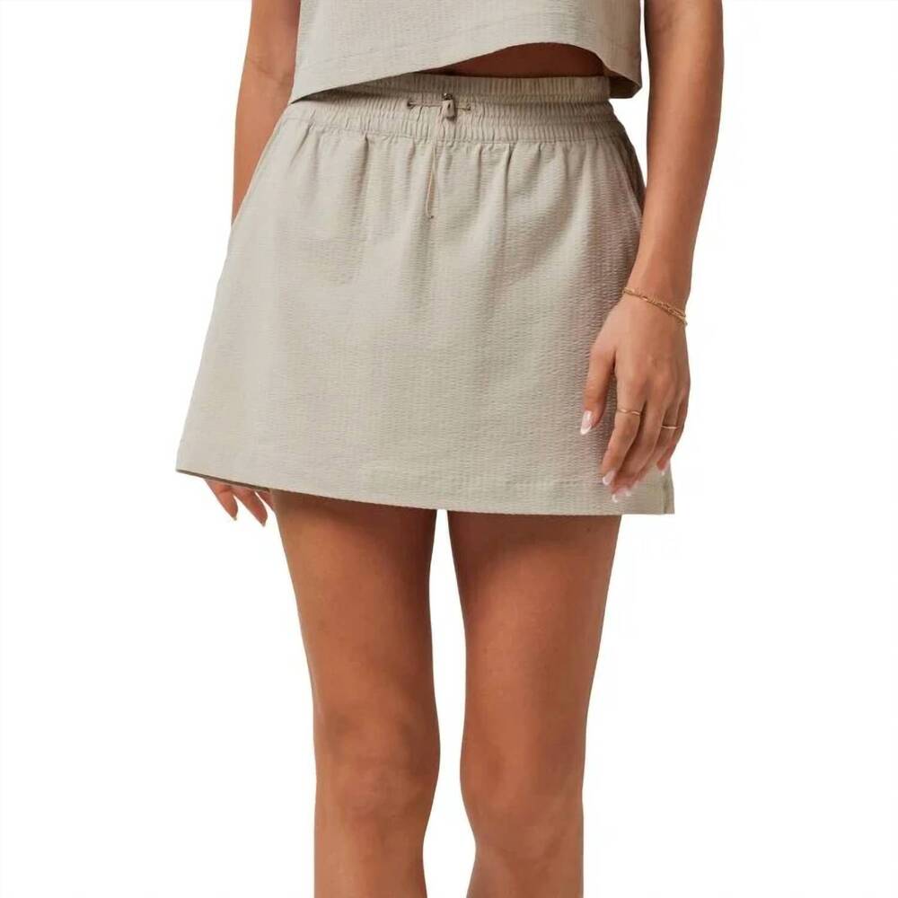 NEW TRAVISMATHEW breezeblend skort in soft taupe